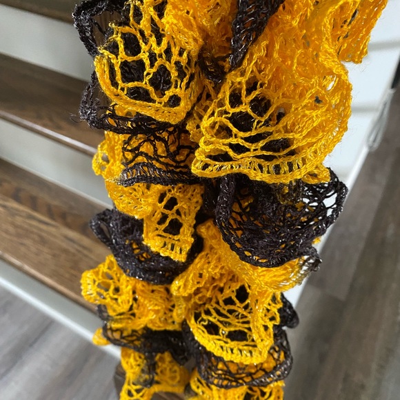 Black & Gold Pittsburgh Steelers Colors NFL Team Spirit Scarf Yarn Ruffle Scarf - Picture 3 of 4